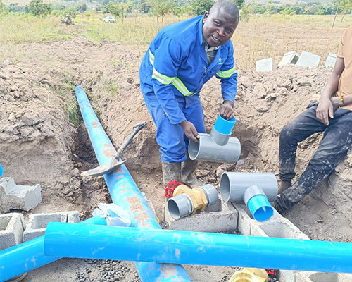 WESDUN valves for Irrigation projects in Malawi，this is an on-site photo of workers installing a flow meter.